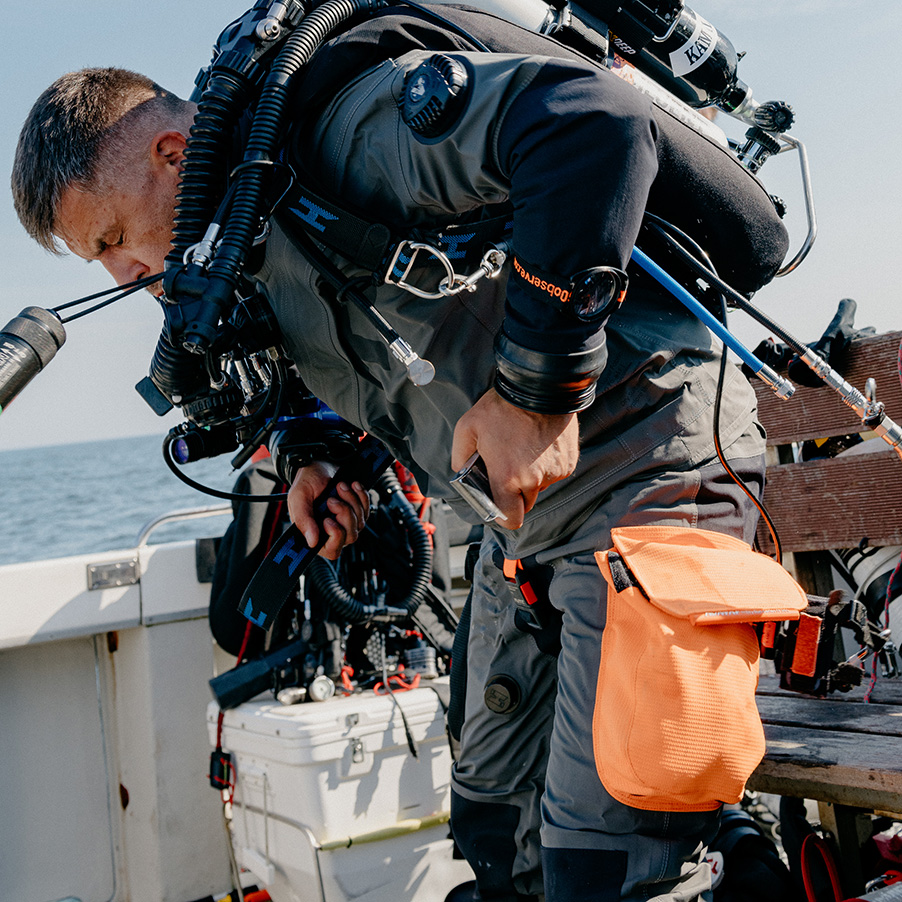 Diver using Avatar 102 AIRON Drysuit